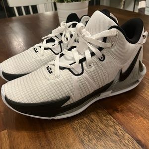 Nike LeBron Witness VII Basketball Shoes, like new, worn once